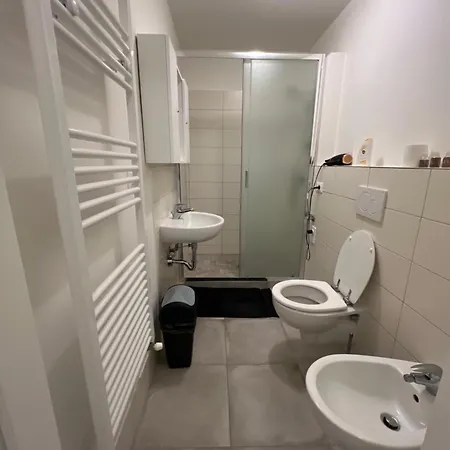 Affittacamere La Casa Di Giada Matrimoniale Con Bagno In Condivisione Imola